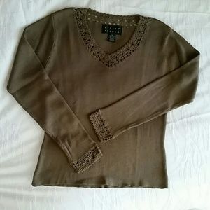 🌺 3/$20 🌺 Vintage sweater with crochet detail